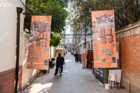 看展览｜百余幅摄影作品张贴在老弄堂外墙上彰显老城厢文化图片