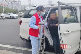方便患者就近下车快速就医，武汉江夏区第一人民医院设置就诊临时停车位图片