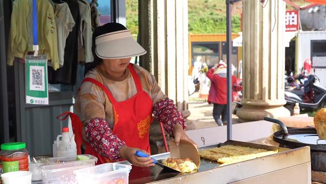 乌蒙大草原：旅游热带动小吃经济升温
