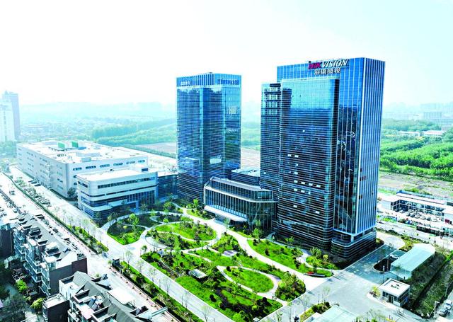 从“单点突破”到“集群跃迁”——鹿泉区谱写电子信息产业发展新篇章