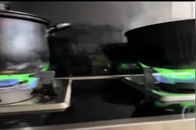 乐山一居民家中燃气灶冒出绿色火焰，天然气公司：灶具氧化，铜和火焰产生了反应图片