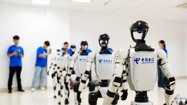 连云港电信5G机器人燃爆“苏超”赛场！电信AI科技闪耀港城绿茵场