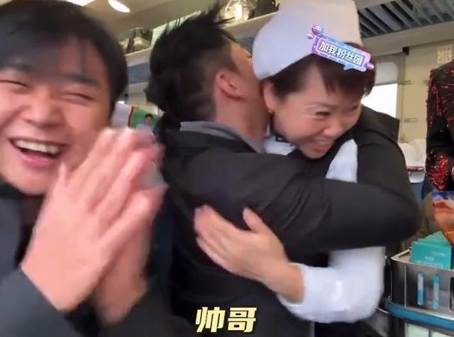 佳木斯一列车售货员疑因和网红博主互动遭辞退？牡丹江客运段：列车售货承包公司已恢复其工作