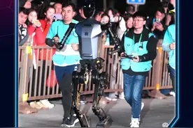 全球首个人形机器人半马开跑！热门选手有何神秘武器？图片