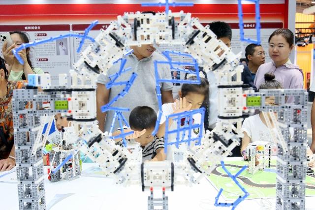 无人驾驶接驳车、手冲咖啡机器人，本届服贸会科技体验再升级
