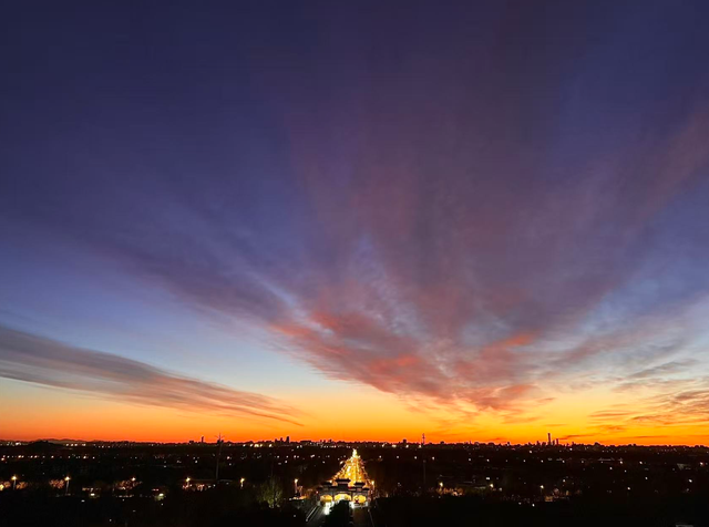 朝色漫染	，天空披彩，北京的晨光太治愈了！