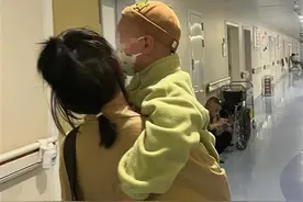 超市老板将每天利润转给“翘班”女员工：一个多月捐了5万多元，资助她儿子治病图片