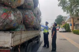 超高、超长又超宽，小货车“变身”巨无霸被处罚图片