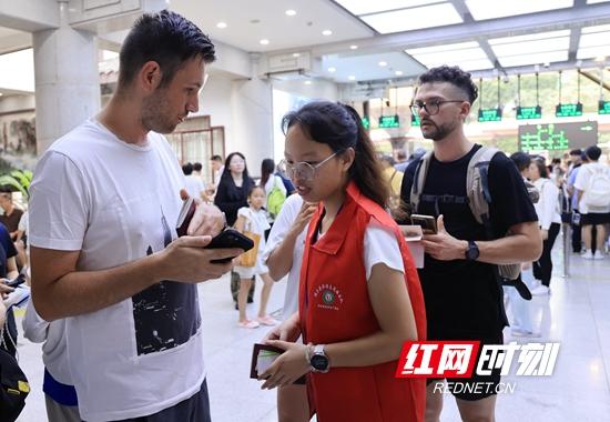 张家界国家森林公园吴家峪门票站：青年志愿者服务入境游（组图）