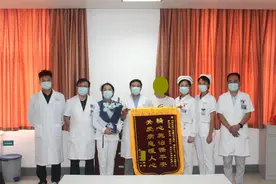 因这种先天性疾病，女大学生腹痛6年，手术取出的坏肠比手臂还粗……图片