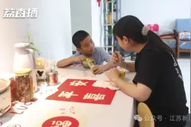 登上爸爸牺牲时驾驶的同款直升机 他说：我要当“东南神鹰”！图片