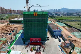 青岛蓝谷数字装备生产基地项目首栋单体封顶图片