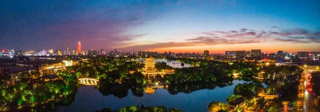 1922年，徐志摩在明湖乘船赏月