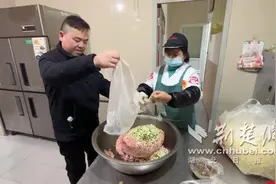 腊八节，送米面、唠家常……的哥的姐走进养老院 为老人送祝福图片