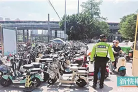 广州多街道整治地铁口电动自行车占道 乱停现象有所改善图片
