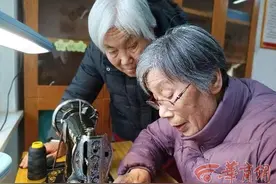 身边的雷锋丨“心灵手巧缝纫组” 为需要的邻居缝补衣裤图片