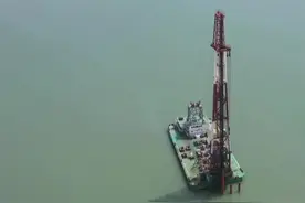 河北黄骅港综合港区液体化工码头首根钢管桩沉桩完成图片