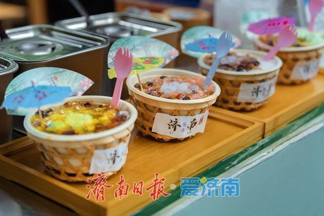 一年四季 泉在济南丨雨后黑虎泉畔，市民取水赏景尽享清凉