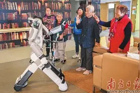 当机器人走进养老院图片