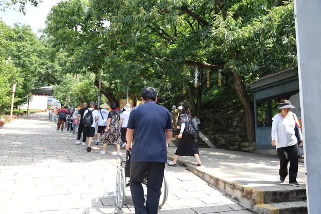 带爸妈爬长城不再犯难！慕田峪适老化服务升级，细节暖到心坎里！