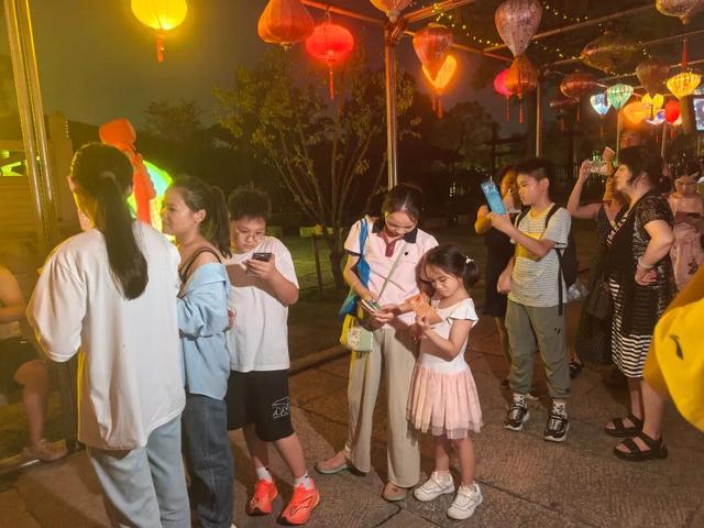 游上海松江 寻上海之根丨逛市集、赏光影、猜灯谜，快带上家人到广富林过节！
