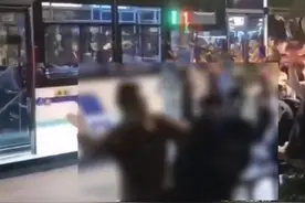 “鬼火少年”扎堆济南解放阁飙车，家长不能放任、漠视、放弃图片