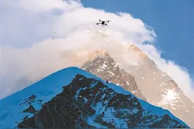 大疆无人机珠峰运货 在海拔6000米航线搭建2.7公里空中运输通道图片