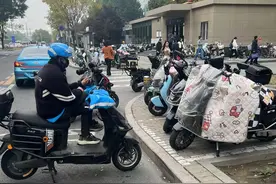 外卖车为何扎堆儿堵路？部分商场小哥太难进，怎么破？图片