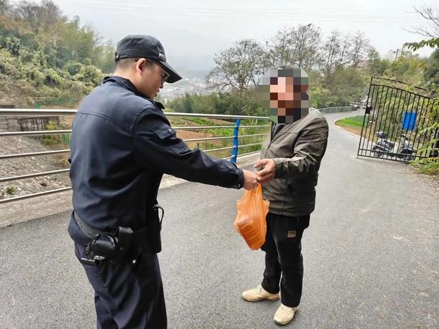 伤亡惨重！浙江两派蜜蜂打群架，民警直接上门劝架