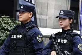 又美又飒！成都太古里这位00后女特警，“来头”可不小图片