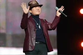 日照群星演唱会！赵传深情演唱《我是一只小小鸟》全场观众跟唱！图片