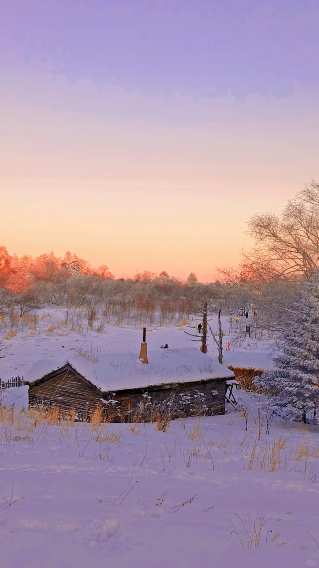 雪岭暮色，一场粉蓝交织的天际幻梦