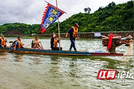 端午至，龙舟起 | 稀奇！麻阳锦江河上划来一条傩龙舟图片