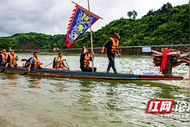 端午至，龙舟起 | 稀奇！麻阳锦江河上划来一条傩龙舟图片