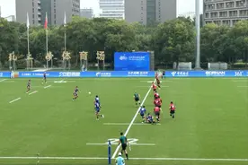 项目冷门又怎样？七人制橄榄球赛场，球员为满场加油声点赞图片