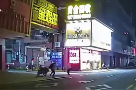 深夜头盔男闯金店打劫，女店员追出店外与其厮打，廉江刑警介入调查图片