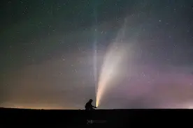 今晚日落时分看彗星，是六万年等一回的奇观图片