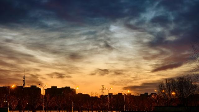 绝美朝霞来了！风歇月晕笼，霞流江泛红