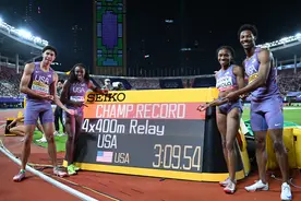 （体育）田径——世界接力赛：美国队获得混合4X400米接力冠军图片
