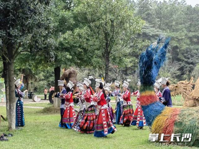 十万个南瓜造一园奇幻，稻草巨人陪你度小长假