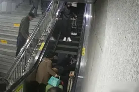 突发！两老人扶梯上摔倒，危急时刻他们出手了……图片