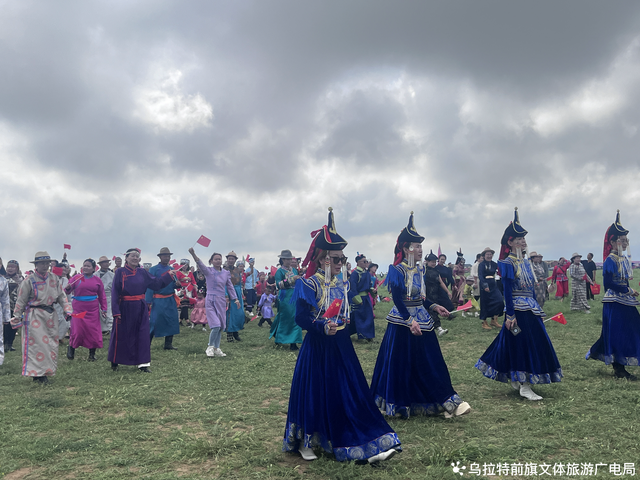 蓝天、白云、绿草地，草原就该这样！