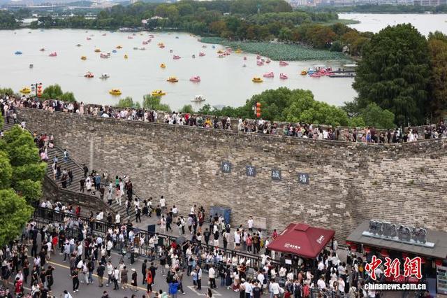 国庆假期 民众登上南京明城墙品味历史