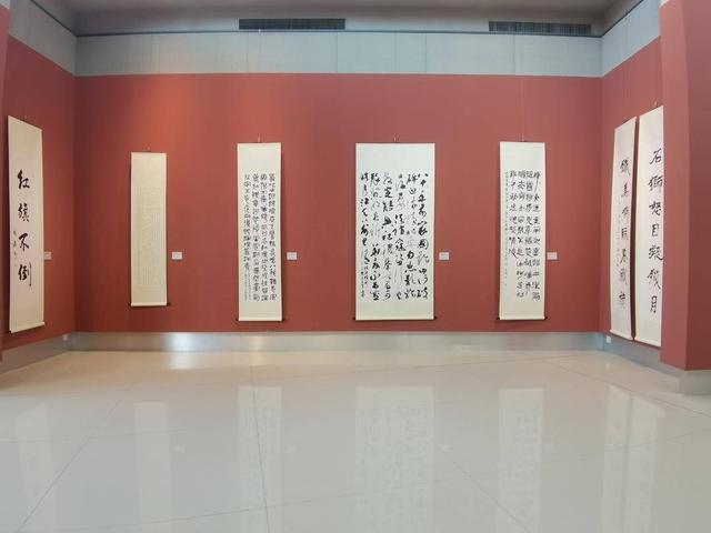 以书法致敬革命先烈，“气壮山河兴中华”全省师生纪念抗战胜利80周年书法篆刻主题展开幕