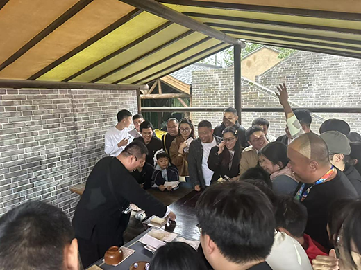 “踏入这条街，你已是江湖中人”，2000个NPC在景区演绎别样人生｜华夏双节观察