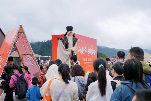 “机甲杜甫”亮相西岭雪山，“国潮+科技”演绎“成都式浪漫”