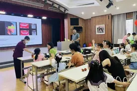 萌娃化身“小小牙医”～图片