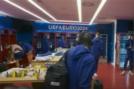 尴尬！外媒：BBC直播时意外拍到荷兰球员更衣图片