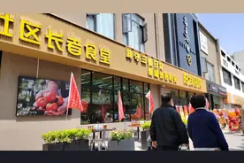 好险！十字路口闲置商铺差点成废品站；好香！如今成社区食堂首日迎客逾千人图片