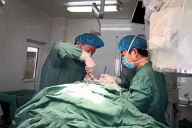 90岁老人腰椎骨折卧床不起   微创手术为其减痛“撑腰”图片